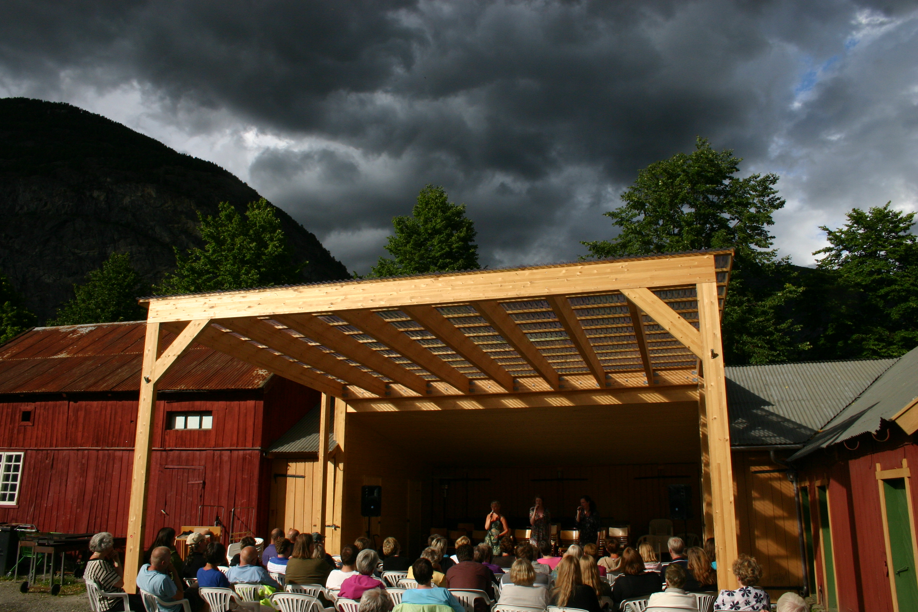 Eplemøya songlag under tak i Kvammegården